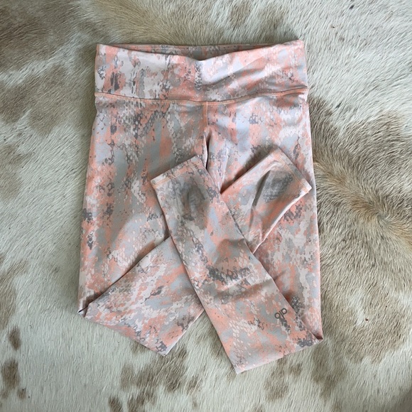 ALO Yoga Peach Snakeskin Airbrush Legging: Size XS - Picture 5 of 7